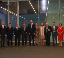 Fotografía de grupo de Sus Altezas Reales los Príncipes de Asturias con los galardonados en los Premios Nacionales de Innovación y Diseño 2012